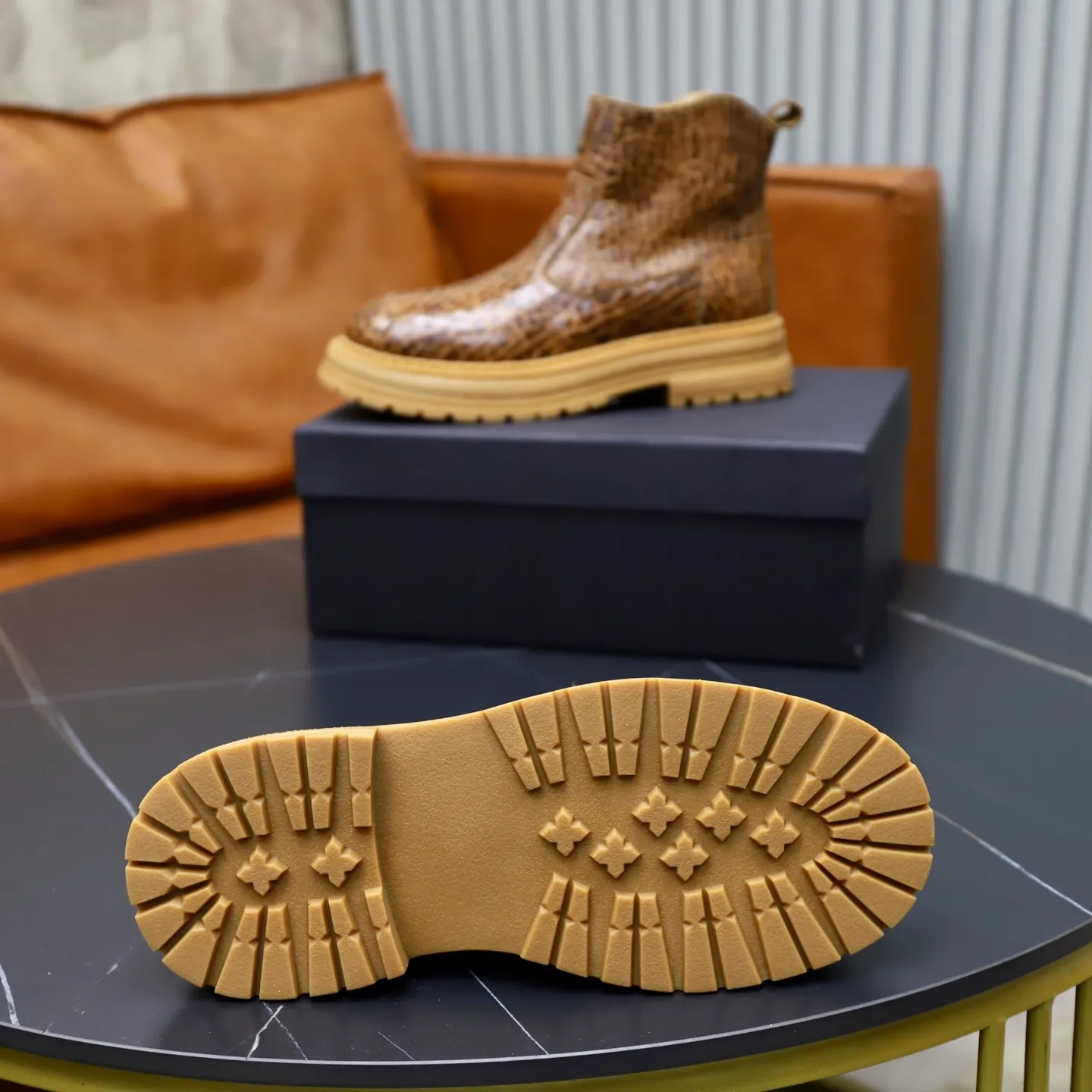 Ex-factory price: 680💰Thick wool imported from Australia Brand: UGG genuine purchasing agent Size: 38-44 (customized in 45) Grade: Official website 1:1 Material: First-layer genuine leather waterproof and antifreeze upper Real wool lining Original non-slip Soft wear-resistant outsole Style category: Men's casual shoes Trendy style Comfortable on the feet Color: Official website color synchronization